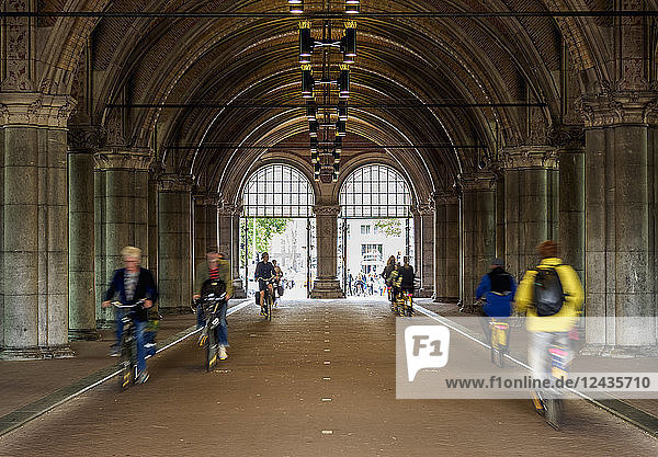 Fahrradweg unter dem Rijksmuseum am Museumplein  Amsterdam  Nordholland  Niederlande  Europa