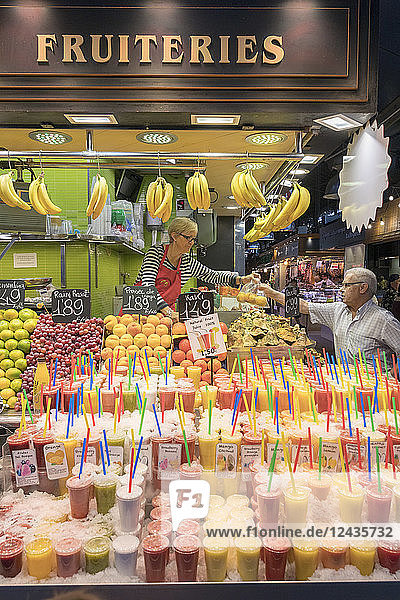 Frisches Obst und Säfte  La Boqueria Markt  Ciudad Vieja  Barcelona  Katalonien  Spanien  Europa