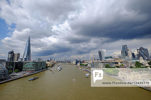 Blick auf London und die Themse von der Tower Bridge  London  England  Vereinigtes Königreich  Europa
