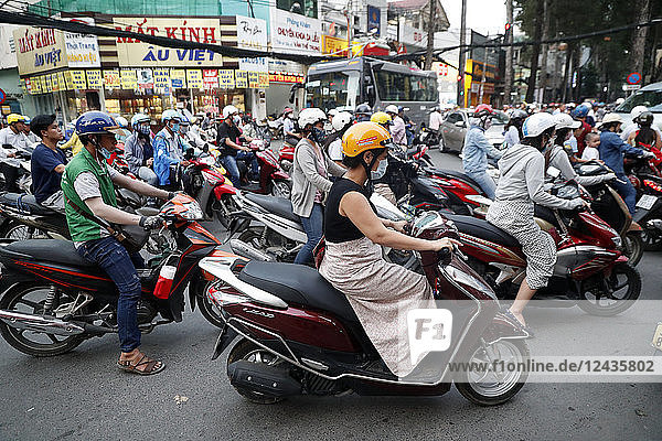 Motorräder im chaotischen Straßenverkehr  Ho Chi Minh Stadt  Vietnam  Indochina  Südostasien  Asien