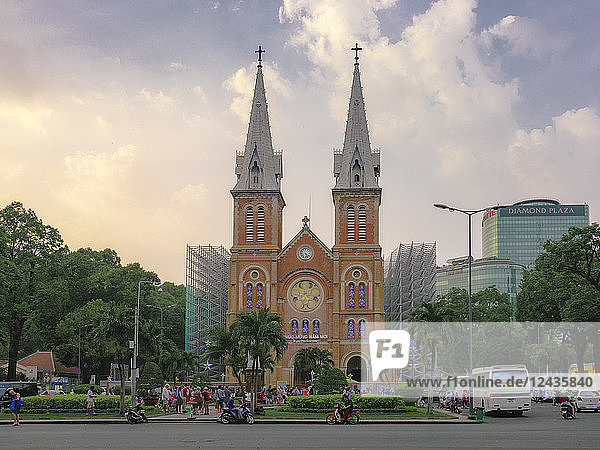 Saigon Notre Dame Kathedrale und Straßenszene  Ho Chi Minh Stadt  Vietnam  Indochina  Südostasien  Asien