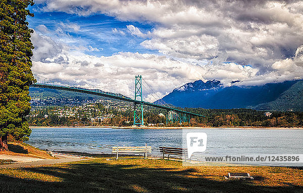 Vancouver Bridge vom Stanley Park aus gesehen  Vancouver  British Columbia  Kanada  Nordamerika