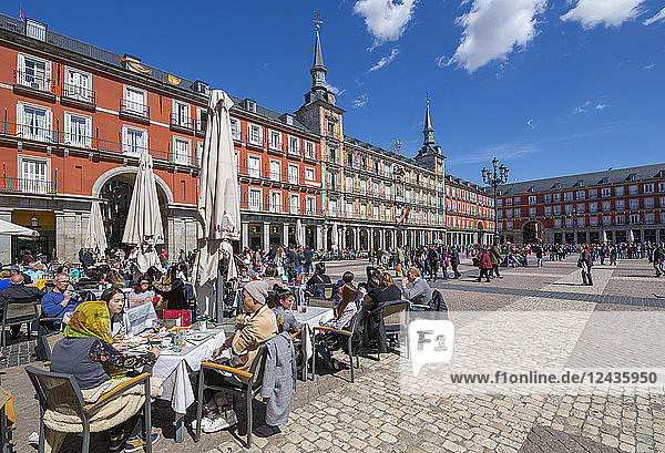 Blick auf Al Fresco Restaurants und Architektur in der Calle Mayor  Madrid  Spanien  Europa