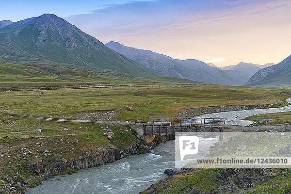 Holzbrücke über einen Bergfluss  Naryn-Schlucht  Region Naryn  Kirgisistan  Zentralasien  Asien