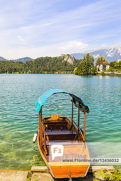 Ein Boot auf dem Bleder See mit der Burg Bled im Hintergrund  Bleder See  Slowenien  Europa