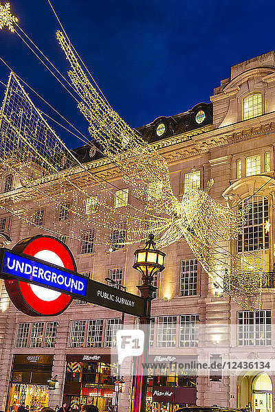Weihnachtsdekoration am Piccadilly Circus  London  England  Vereinigtes Königreich  Europa