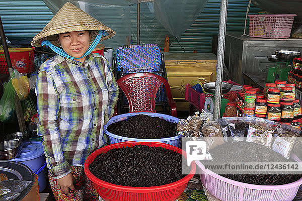 Woman selling black peppercorns  morning market in Duong Dong town  Phu Quoc  Vietnam  Indochina  Southeast Asia  Asia