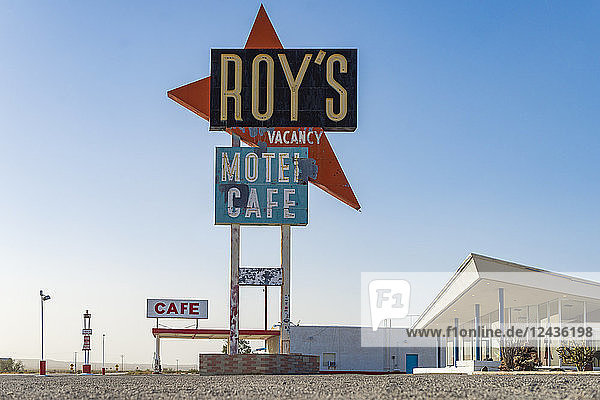 Ein klassisches Schild im Retro-Look für eine Tankstelle  ein Motel und ein Café entlang der historischen Route 66 in der Mojave-Wüste  Kalifornien  Vereinigte Staaten von Amerika  Nordamerika