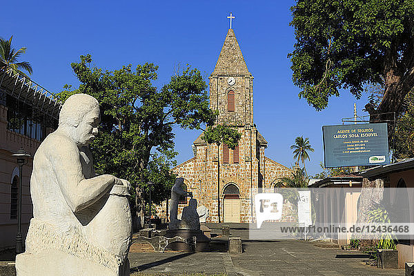 Skulptur von Rodolfo Ramirez und Kathedrale  Puntarenas City  Costa Rica  Mittelamerika