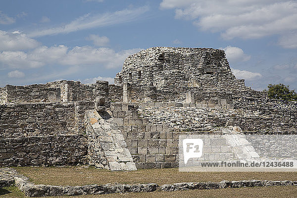 Tempel der Krieger im Vordergrund  Tempel der bemalten Nischen im Hintergrund  Maya-Ruinen  Mayapan Archäologische Stätte  Yucatan  Mexiko  Nordamerika