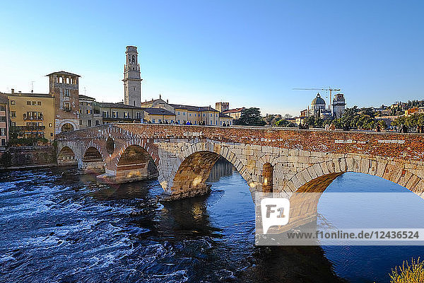 Die Ponte Pietra  eine römische Bogenbrücke über die Etsch in Verona  Venetien  Italien  Europa