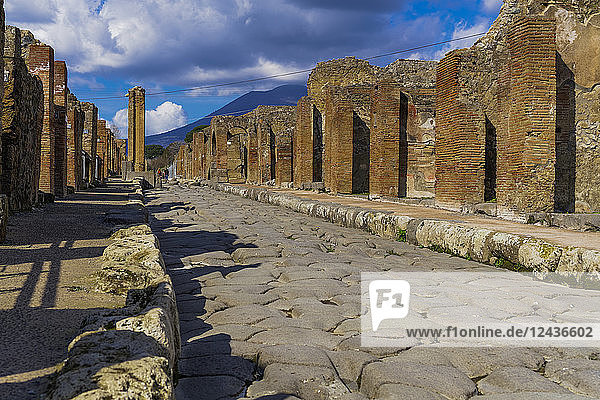 Breite Straße mit Häusern der Plebejer und strukturiertem Kopfsteinpflaster mit höheren Bordsteinen zum Abschwemmen von Geröll  Pompeji  UNESCO-Weltkulturerbe  Kampanien  Italien  Europa