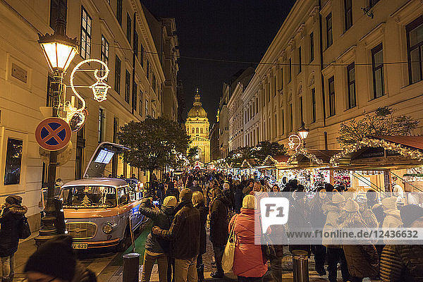 Menschen beim Einkaufen auf dem Weihnachtsmarkt  Budapest  Ungarn  Europa
