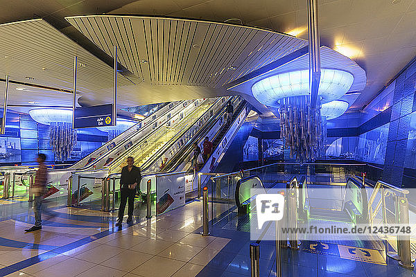 Innenansicht einer U-Bahn-Station  Dubai  Vereinigte Arabische Emirate  Naher Osten