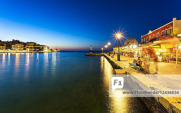 Leuchtturm am venezianischen Hafen bei Nacht  Chania  Kreta  Griechische Inseln  Griechenland  Europa