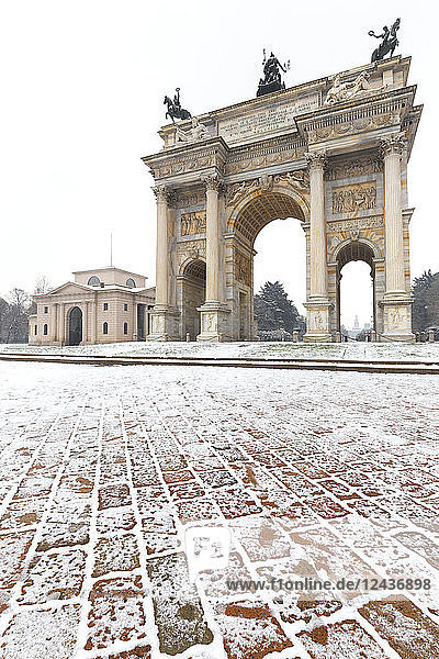 Bogen des Friedens nach einem Schneefall  Mailand  Lombardei  Norditalien  Italien  Europa