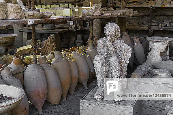 Menschlicher Gipsabdruck einer Leiche auf dem Forumsmarkt  gestorben beim Vulkanausbruch des Vesuvs 79 n. Chr.  Pompeji  UNESCO-Weltkulturerbe  Kampanien  Italien  Europa