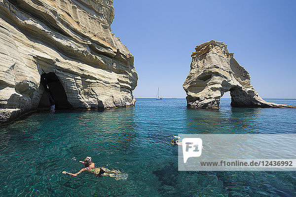 Schnorchler zwischen Felsformationen mit kristallklarem Wasser  Kleftiko  Milos  Kykladen  Ägäisches Meer  Griechische Inseln  Griechenland  Europa