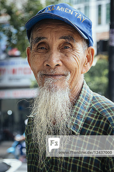 Vietnamesischer Mann mit langem Bart  Ho Chi Minh Stadt  Vietnam  Indochina  Südostasien  Asien