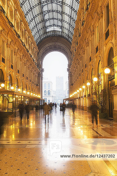Morgenszene in der Galleria Vittorio Emanuele II  Mailand  Lombardei  Norditalien  Italien  Europa