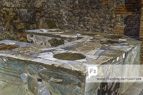 Thermopolium Via Delle Terme  Überreste einer Verkaufsstelle für verzehrfertige Lebensmittel in den Straßen des Forums von Pompeji  Pompeji  UNESCO-Weltkulturerbe  Kampanien  Italien  Europa