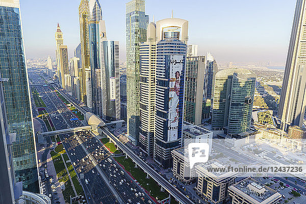 Wolkenkratzer entlang der Sheikh Zayed Road  Finanzzentrum  Dubai  Vereinigte Arabische Emirate  Naher Osten