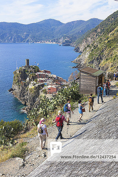 Wanderer auf einem Weg  Vernazza  Cinque Terre  UNESCO-Weltkulturerbe  Provinz La Spezia  Ligurien  Italien  Europa