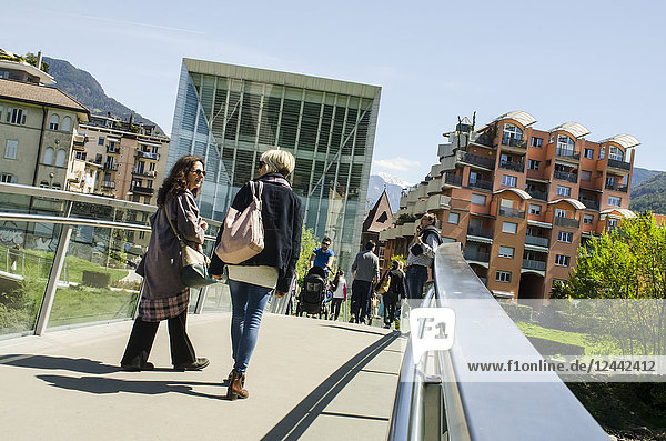 Museum für zeitgenössische und moderne Kunst von einer Fußgängerbrücke aus gesehen; Bozen  Italien