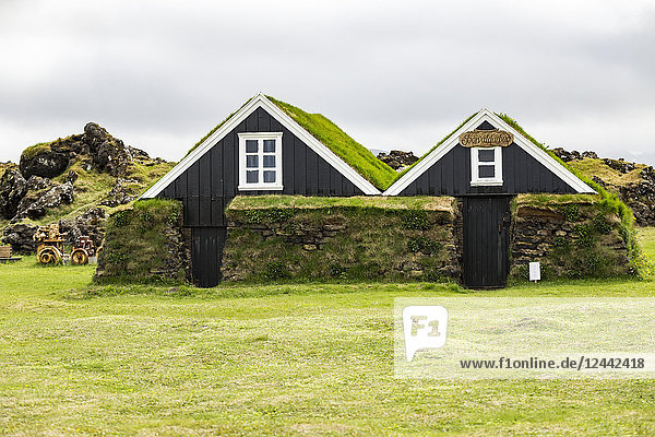 Ein Paar historischer Torfhäuser in einer Touristenattraktion in Westisland; Island