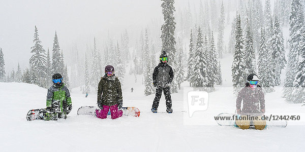 Snowboarder beim Knien und Ausruhen im Sun Peaks Resort; Kamloops  British Columbia  Kanada