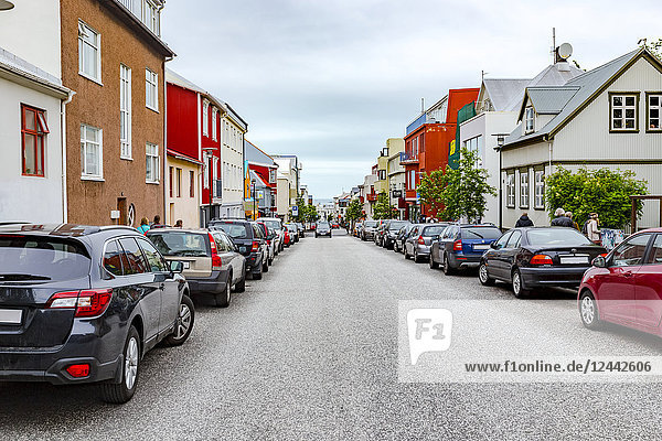 Eine typische ruhige  unberührte  bunte Straße mit Geschäften und Häusern in der Innenstadt von Reykjavik; Reykjavik  Island