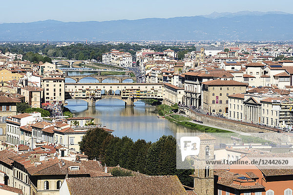 Blick den Fluss Arno hinunter auf die Ponte Vecchio in der mittleren Entfernung; Florenz  Toskana  Italien