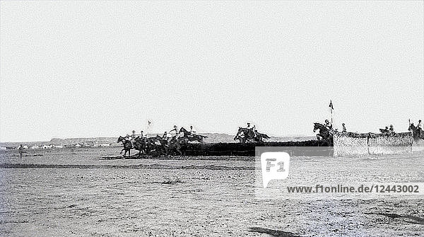 Fotos aus dem 1. Weltkrieg im Irak (Mesopotamien) und den umliegenden Gebieten. Britische Royal Engineers  britische Truppen beim Pferderennen in der Wüste zur Entspannung