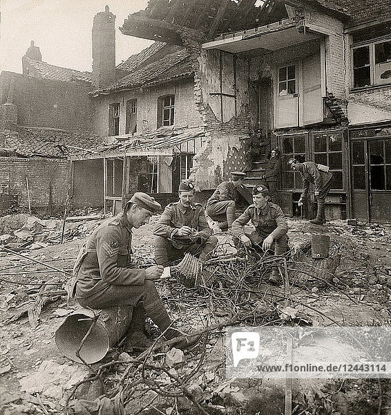 Stereoview WW1  The Great War Realistic Travels Militärische Fotografien um 1918. Das Ergebnis der Bombardierung; Granatenkrater und von deutschen Granaten zerstörte Gebäude. Ein Soldat schreibt nach Hause