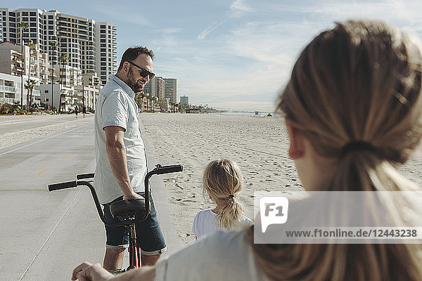 Ein Vater und seine Töchter fahren Fahrrad am Long Beach; Los Angeles  Kalifornien  Vereinigte Staaten von Amerika