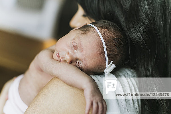 Eine Mutter hält ihr kleines Mädchen im Arm  während es schläft; Surrey  British Columbia  Kanada