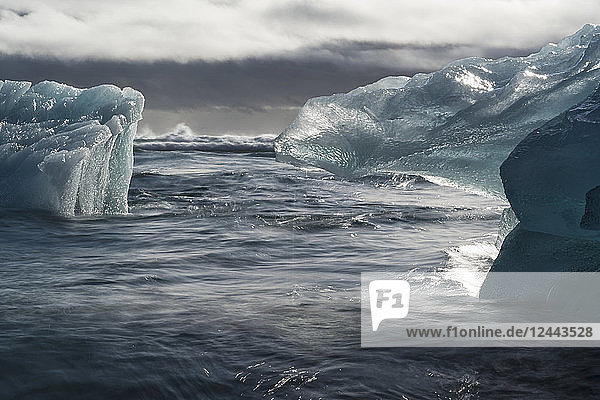 Jokulsarlon  eine große  mit Eisbergen gefüllte Lagune an der Südküste von Island  Island