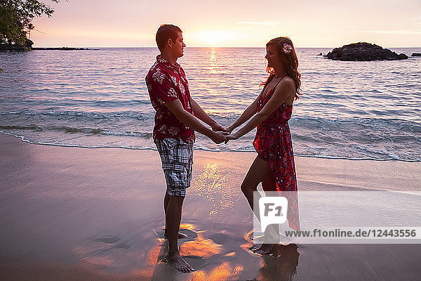 Flitterwochenpaar am Wailea Beach  Big Island Of Hawaii; Insel Hawaii  Hawaii  Vereinigte Staaten von Amerika