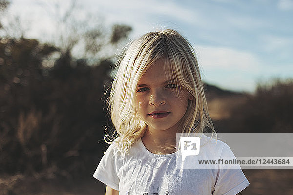 Porträt eines jungen Mädchens mit blondem Haar; Kalifornien  Vereinigte Staaten von Amerika