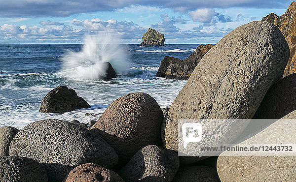 Wellen schlagen auf die Felsen an der Südküste Islands  Island