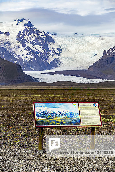 Ein touristisches Schild an diesem isländischen Aussichtspunkt beschreibt den Gipfel des Hvannadalshnjukur am nordwestlichen Rand des Kraters des Vulkans Oraefajokull in Island und ist der höchste in Island  Island