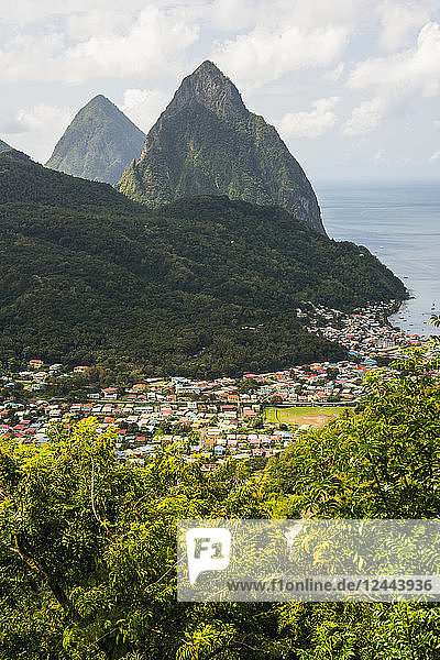 Die Pitons (Gros Pitons & Petit Piton) bei Soufriere  St. Lucia