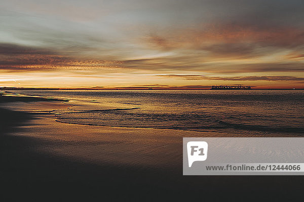 Sonnenuntergang wäscht Gold und Orange über das Meer und den Strand  Long Beach  Kalifornien  Vereinigte Staaten von Amerika