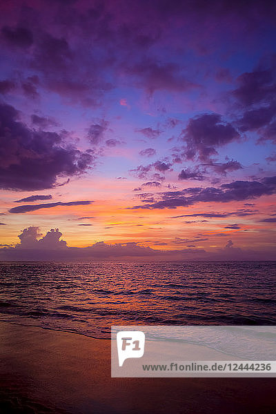 Sonnenuntergang Farben Beleuchtung oup Wolken und Meer  Wailea  Maui  Hawaii  Vereinigte Staaten von Amerika