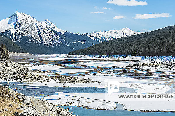 Schnee auf dem See und schneebedeckte schroffe Berggipfel im Jasper National Park; Alberta  Kanada