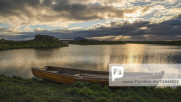 Ein Boot liegt im ruhigen Myvatn-See  Nordisland  bei Sonnenuntergang  Island