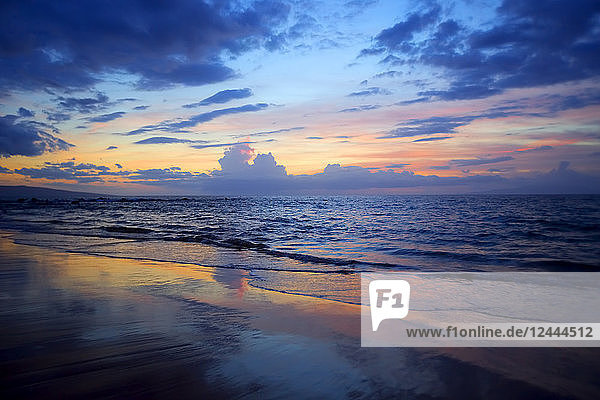 Sonnenuntergang Farben Beleuchtung oup Wolken und Meer  Wailea  Maui  Hawaii  Vereinigte Staaten von Amerika