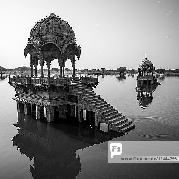 Der Gadsisar-See  benannt nach Gadsi Singh  ist ein künstlicher Stausee  der bis 1965 die einzige Quelle für die Wasserversorgung der Stadt war  Jaisalmer  Rajasthan  Indien