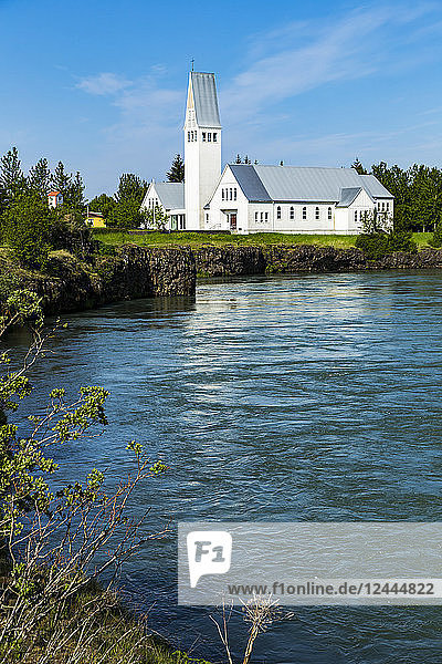 Eine große Kirche  Selfosskirkja  am Rande des Flusses  Selfoss  Island