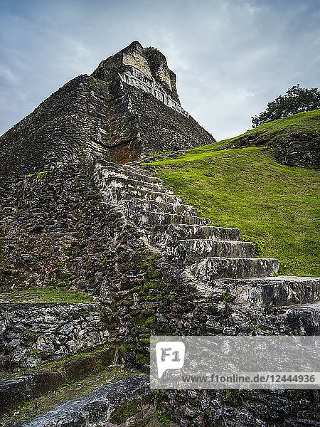Verwitterte Steinstufen  die zu einem Gebäude in einem Maya-Dorf hinaufführen  San Jose Succotz  Cayo District  Belize